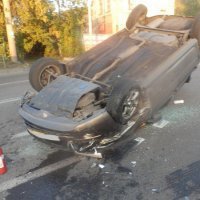 Автомобиль Lada Granta перевернулся в Новокузнецке при столкновении с Honda Accord