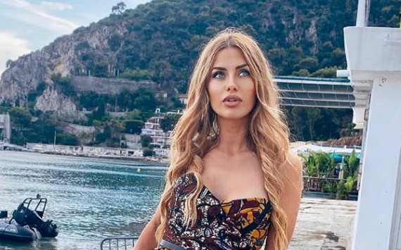 «Мы в Италии!»: Виктория Боня в алом блестящем платье отправилась на первую фотосъемку после карантина