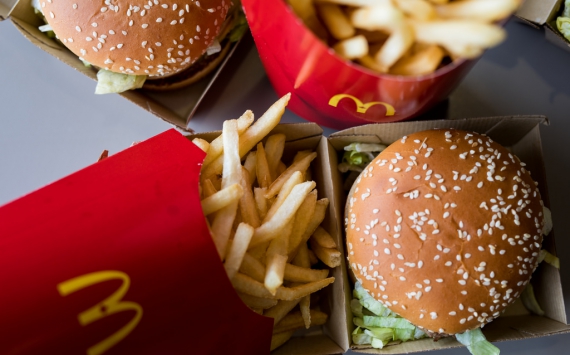 В РФ в 2017 году чистая прибыль McDonald’s уменьшилась в 1,5 раза 