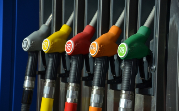 Эксперт: В России ожидается снижение цен на бензин в рознице