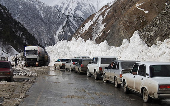 В результате схода снежной лавины Транскавказскую магистраль перекрыли 