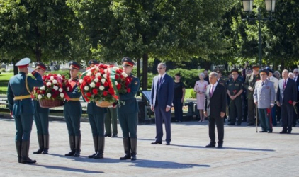 Возложение цветов к могиле Неизвестного солдата в Москве