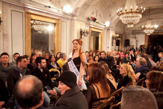 Glen Spose создает свадебные платья в цветах флага Российской Федерации в рамках финала конкурса «Мисс Россия Италия» 
