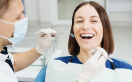 Тренды стоматологии летом 2022 года: виниры, отбеливание и имплантация и лечение во сне
