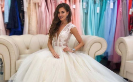Анна Бузова заинтриговала фанатов снимками в свадебном платье
