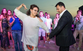 «Я люблю тебя»: Эмин Агаларов в необычном образе станцевал с моложавой мамой медленный танец
