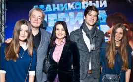 «На расстоянии ты чувствуешь нашу любовь»: Екатерина Стриженова поздравила дочь с 32-летием