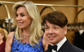 Жена Валентина Юдашкина в белоснежном платье повеселилась на вечеринке с Аллой Пугачевой