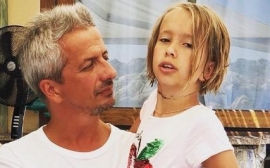 Изменилась за лето: Константин Богомолов показал подросшую дочку от Дарьи Мороз в джинсовом костюме