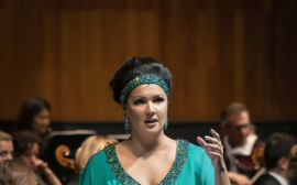 С акцентом на талию: Анна Нетребко блистала на сцене Зальцбургского фестиваля в пышном бальном платье