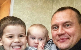 «Мои родные и любимые девочки»: Степан Меньщиков засветил лицо своей новорожденной младшей дочки