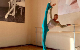 «Быстро и профессионально»: Анастасия Волочкова в голубом трико показала разминку в домашнем балетном зале