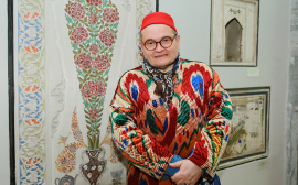 «Всегда дает объем»: Александр Васильев назвал модное пальто, которое стоит носить только хрупким девушкам