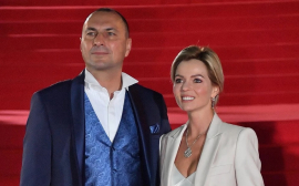 Невеста бывшего мужа Анастасии Волочковой похвасталась на закрытии ММКФ кольцом с бриллиантом за 25 млн рублей