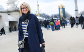 Безопасная длина: Эвелина Хромченко прошлась по улицам Парижа в актуальном жакете свободного кроя