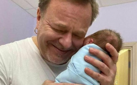 Владимир Пресняков с новорожденным сыном на руках не сдержал слез счастья