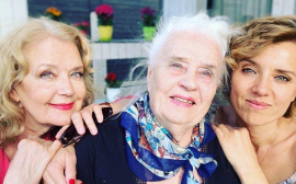 «Фильтров на этом фото нет»: Ксения Алферова поделилась снимком мамы и бабушки, которой уже 98 лет