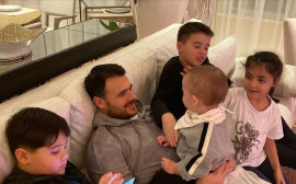 В окружении детей: Эмин Агаларов провел уикенд с сыновьями и приемной дочерью