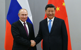 Президент России Владимир Путин проводит одностороннюю встречу с Си Цзиньпином