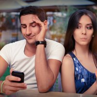 Ученые: Статус в соцсетях влияет на отношения в паре