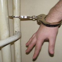 В Москве мужчину ограбили в отделении банка, пристегнув наручниками к перилам