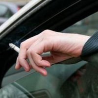 В Госдуме предложили штрафовать водителей за выброшенные из окон машин окурки