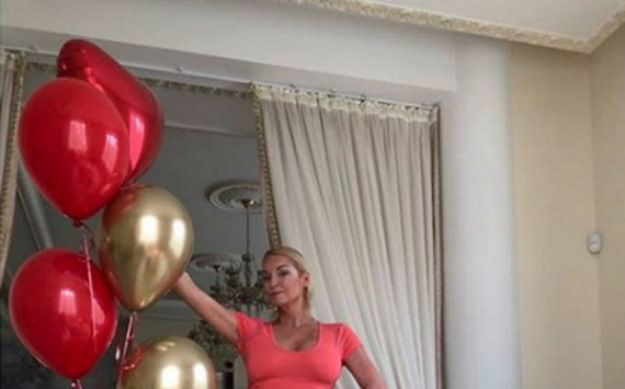 Анастасия Волочкова украсила особняк воздушными шариками ко дню рождения любимого