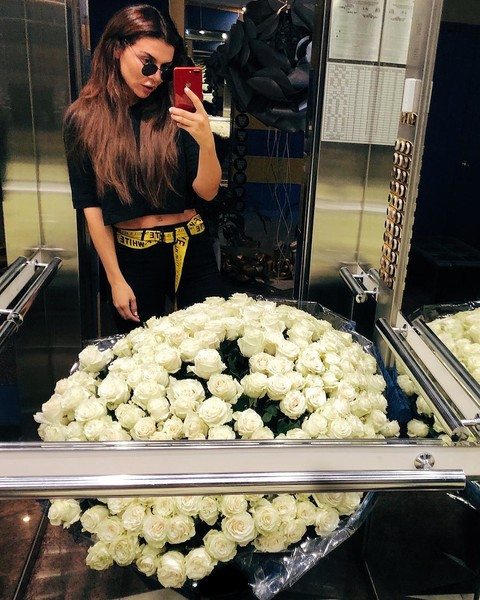 Анна Седокова поблагодарила тайного возлюбленного и показала подаренные им белые розы
