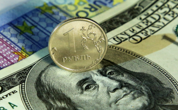 Аналитик предрек победу рубля над долларом к концу года