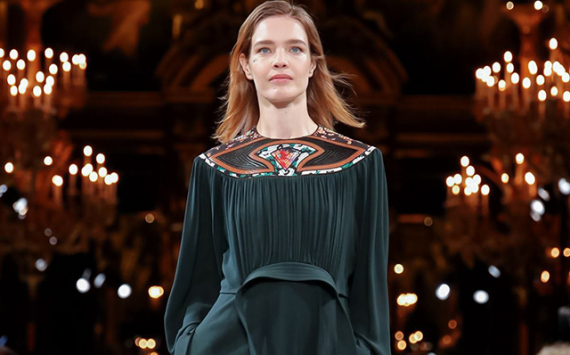 В стиле Ван Гога: Наталья Водянова прогулялась по Парижу в оригинальном платье от Dior