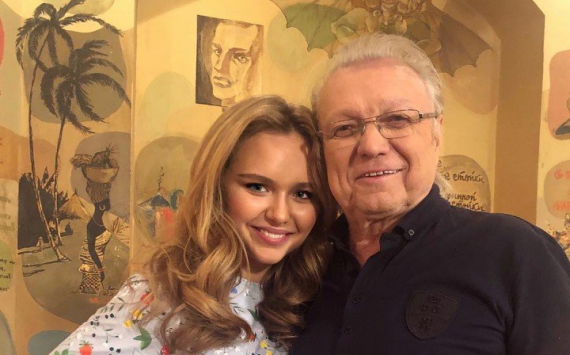 Стеша Маликова трогательно поздравила дедушку с днем рождения
