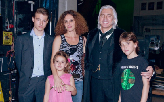 Вдова Дмитрия Хворостовского трогательно поздравила пасынка с получением диплома