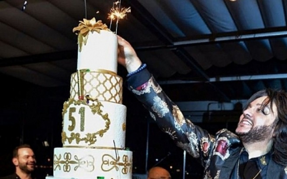 Филиппу Киркорову подарили трехъярусный торт с его «полуобнаженной» фигурой