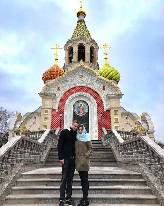 Дмитрий Тарасов пришел в церковь в куртке с неприличной надписью