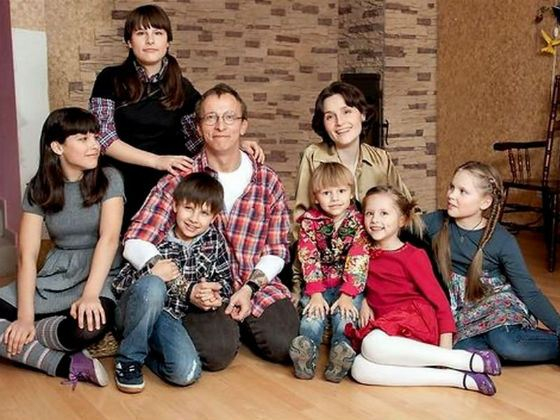 Иван Охлобыстин заставил жену и детей покрасить волосы в триколор