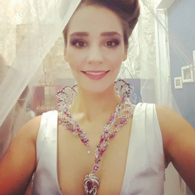 «Хочу быть королевной»: Глафира Тарханова выбирает свадебное платье