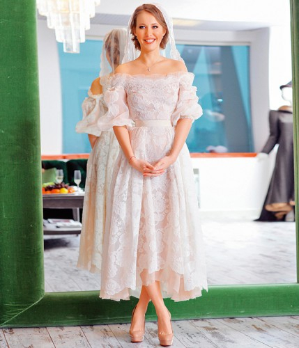 Ксения Собчак примерила белое платье перед свадьбой с Константином Богомоловым