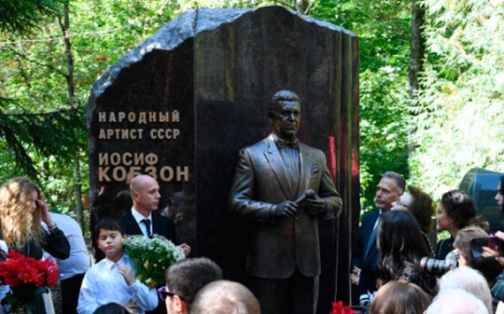 К годовщине смерти Иосифа Кобзона на его могиле установили статую и памятник