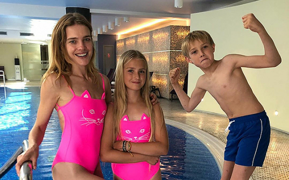 Наталья Водянова на совместном фото с детьми кажется их сестрой