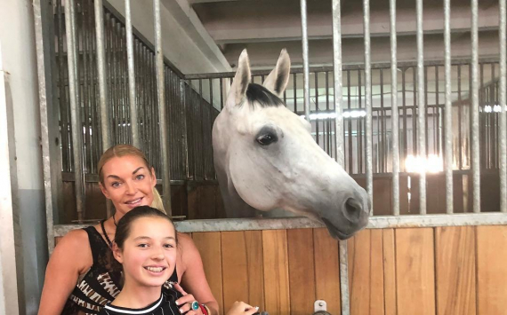 Анастасия Волочкова решила подарить 14-летней Ариадне породистого коня