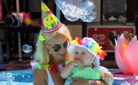 48-летняя Валерия Кудрявцева привела годовалую дочь в бассейн