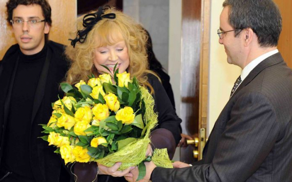 Алла Пугачева получила от поклонницы букет желтых роз