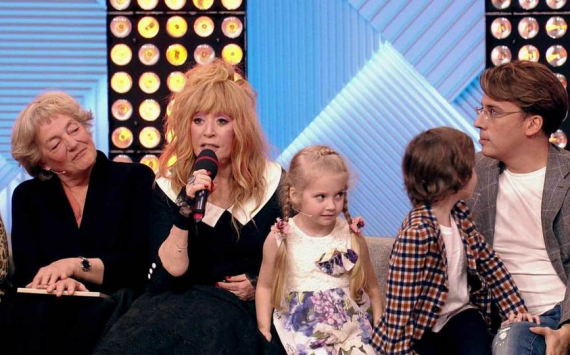 Алла Пугачева забыла слова песни из-за выскочивших на сцену сына и дочери