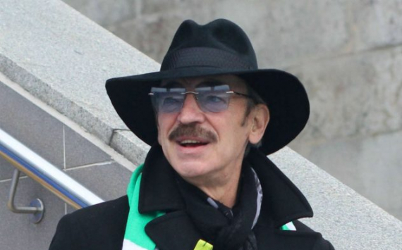 Михаил Боярский не расстался с легендарной шляпой даже на футбольном поле