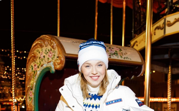 Альбина Джанабаева провела выходные на ледовом катке