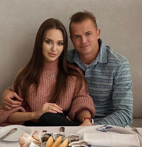 Беременная Анастасия Костенко начала носить мужские вещи
