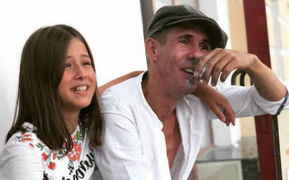 Алексей Панин снял несовершеннолетнюю дочь с сигаретой