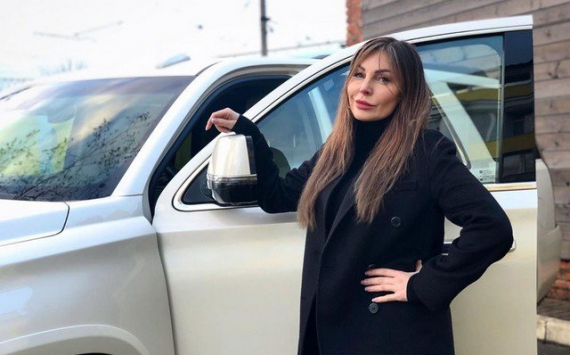 Наталья Бочкарева избавляется от автомобиля, в котором ее задержали с наркотиками