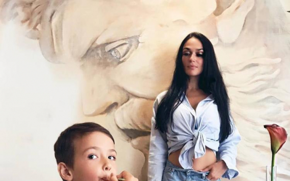 Алена Водонаева пожаловалась, что бывший муж вернул ей после каникул больного ребенка