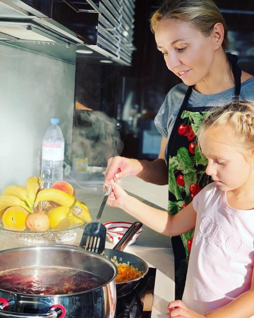 Оставшаяся временно без работы Татьяна Навка стала давать мастер-классы у плиты